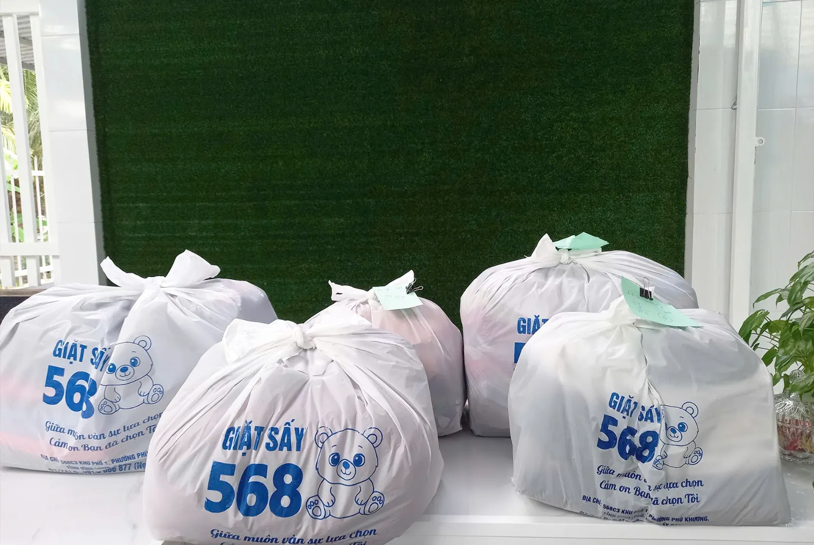 Các túi đang được sẳn sàng giao đến khách hàng - giặt sấy tốt nhất Bến Tre - Giặt Sấy 568