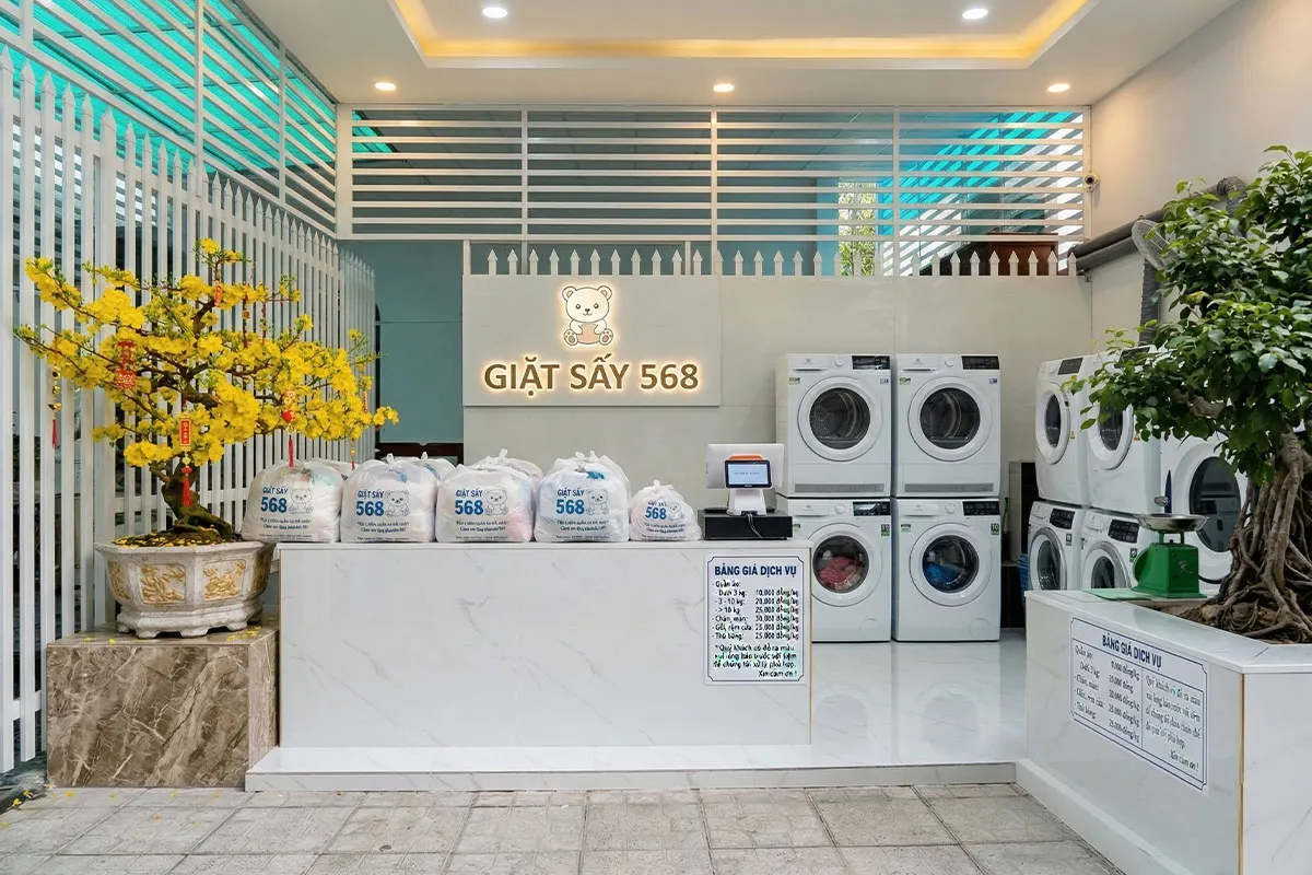 Hình ảnh phân loại quần áo trắng, đồ tối màu và đồ dễ phai vào các giỏ riêng biệt.