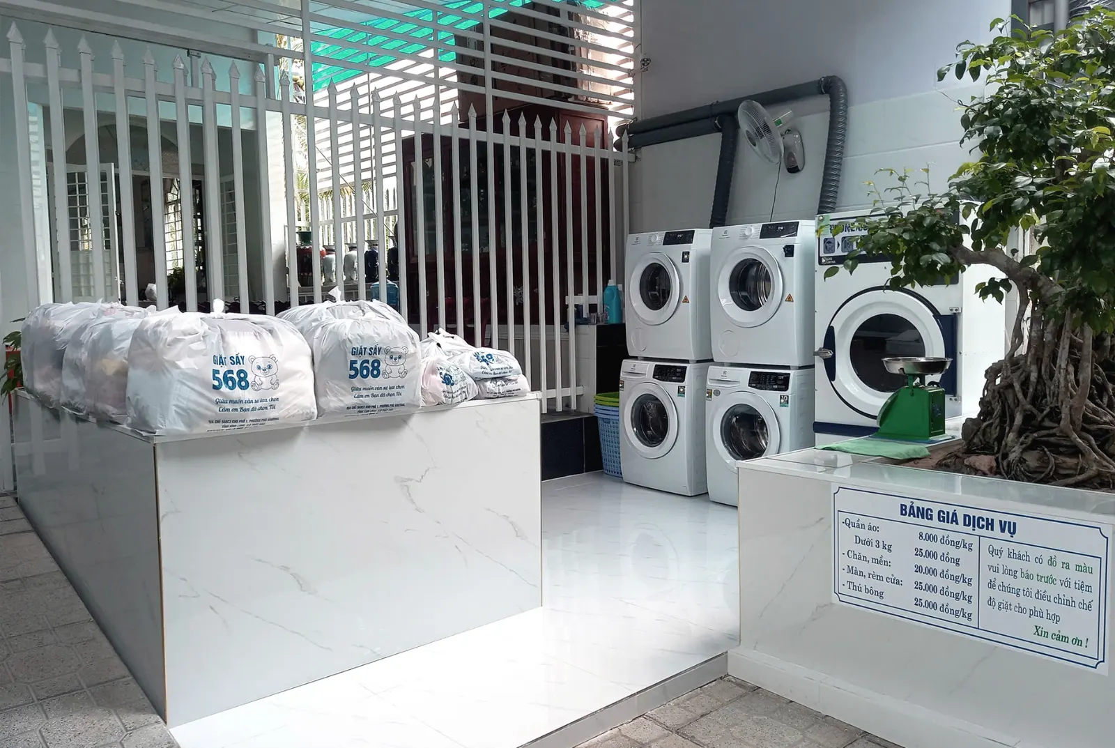 Cửa hàng Giặt Sấy 568 tại Phú Khương Bến Tre với hệ thống máy giặt sấy Electrolux hiện đại và quy trình đóng gói sạch sẽ